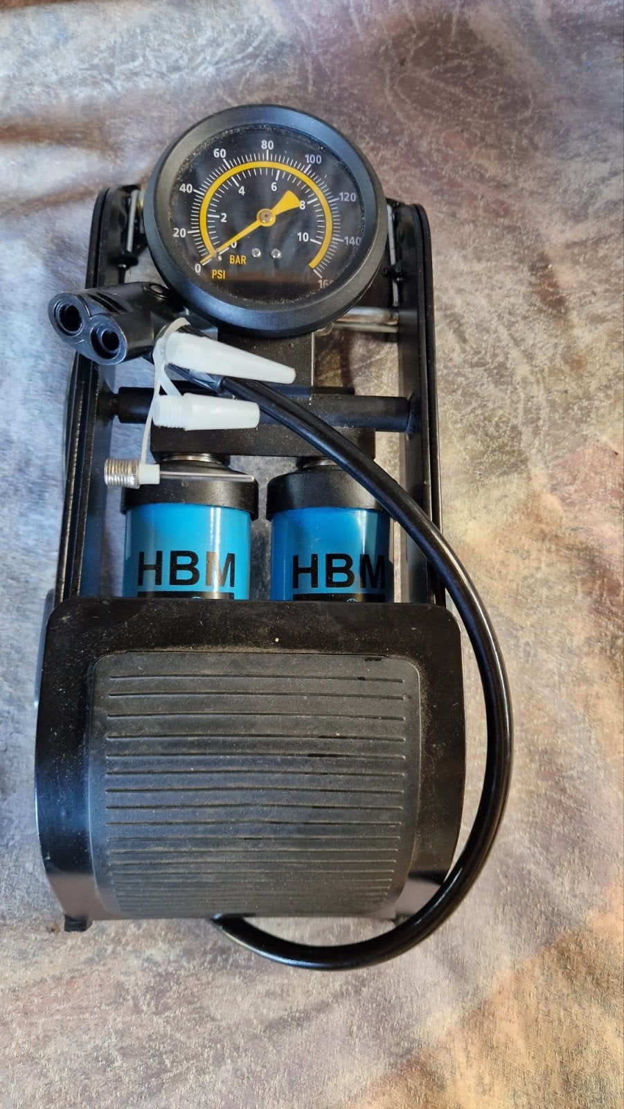 HBM Bandenpomp met manometer - Voetpomp, Auto diversen, Autogereedschap, Gebruikt, Ophalen of Verzenden