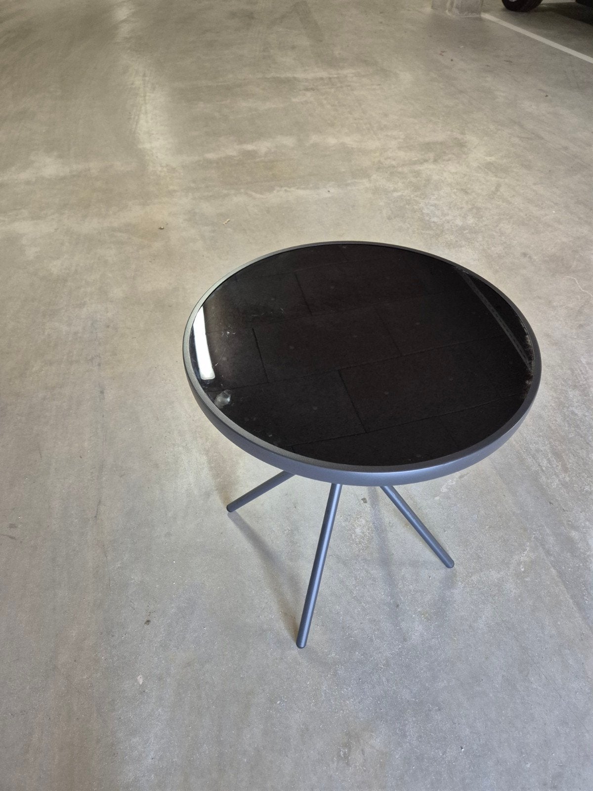 2x Ronde bijzettafel met glazen blad, Ophalen, Gebruikt, Rond, 55 tot 75 cm