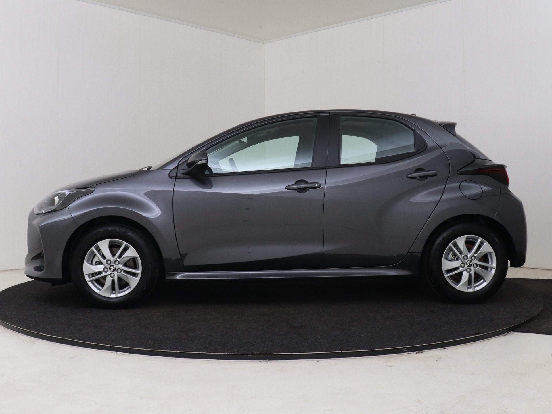 Toyota Yaris 1.5 Hybrid 115 Business *nieuw* * Direct Leverb, 12 maanden, Bedrijf, 26 km/l, Hybride Elektrisch/Benzine