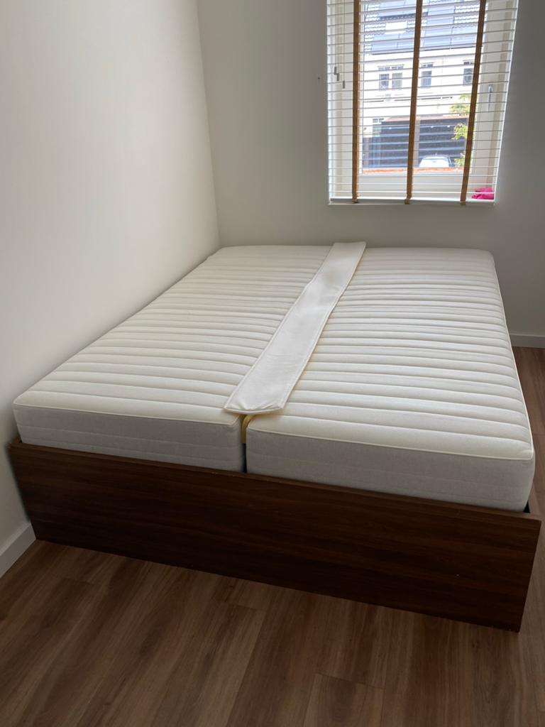 IKEA OPPDAL bed bruin met lades, hoofdbord en matrassen, Huis en Inrichting, Slaapkamer | Bedden, Gebruikt, Tweepersoons, 160 cm