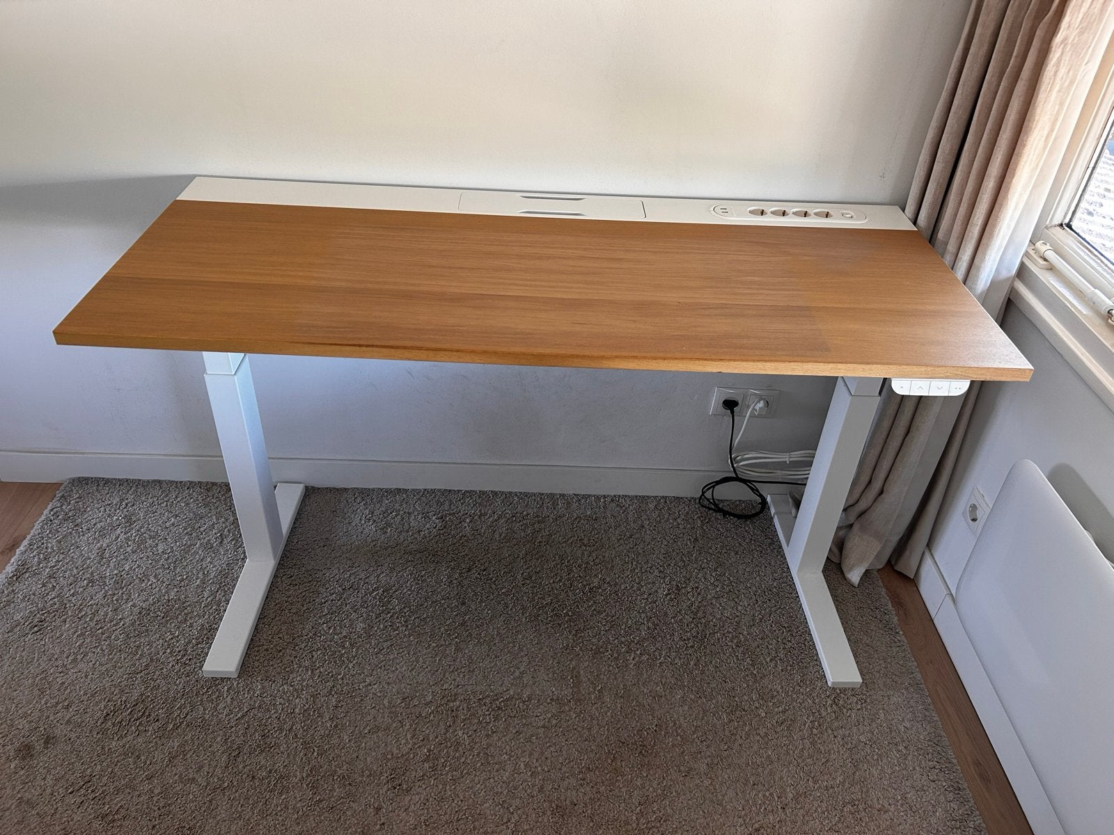 IKEA MITTZON Zit/sta bureau eikenfineer/wit 140x60 cm, Ophalen, Zit-sta bureau, Elektrisch, Hout