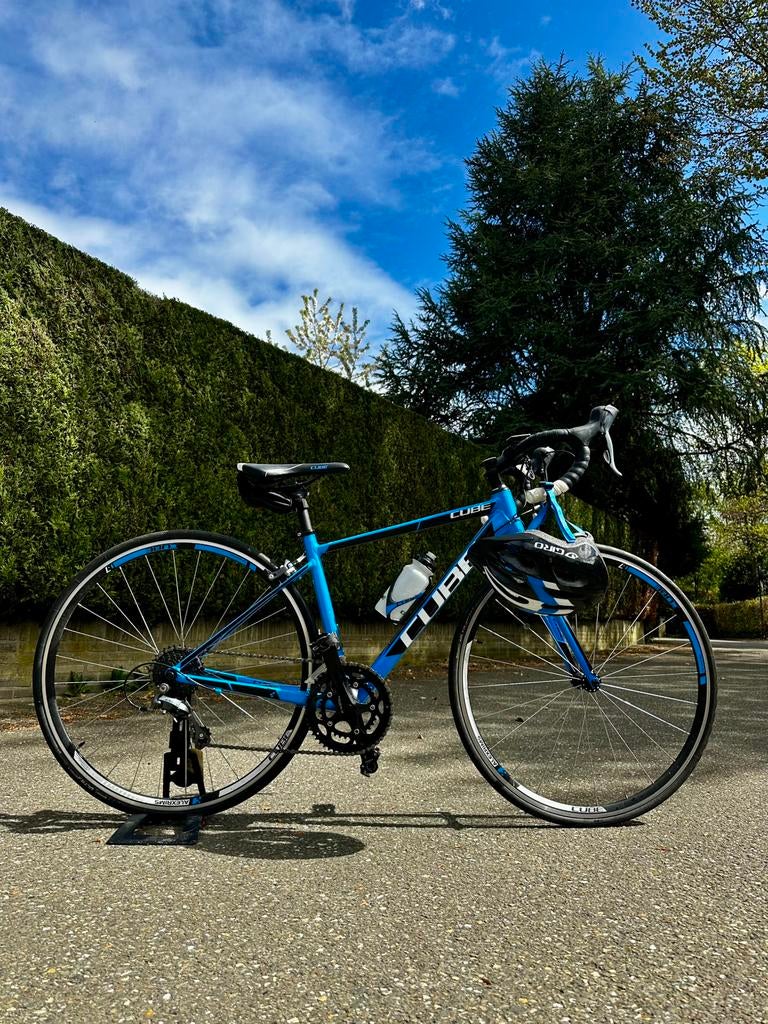 Cube wielrenfiets blauw maat 622 x 14 + bidon en helm, Ophalen, Zo goed als nieuw, Overige typen