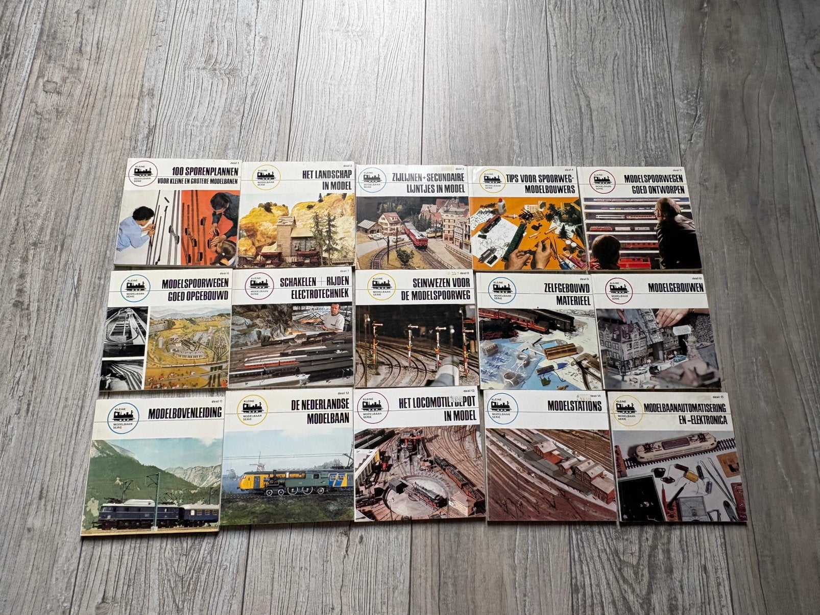 Complete 15-delige Kleine Modelbaan Serie – Schuyt & Co, Ophalen of Verzenden, Zo goed als nieuw, Overige onderwerpen