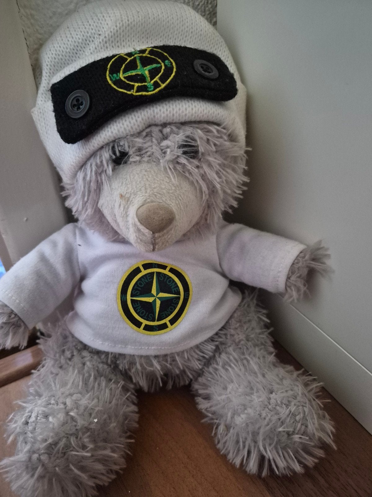 Stone Island Knuffelbeer met Muts en Shirt, Overige merken, Overige karakters, Beer, Grijs