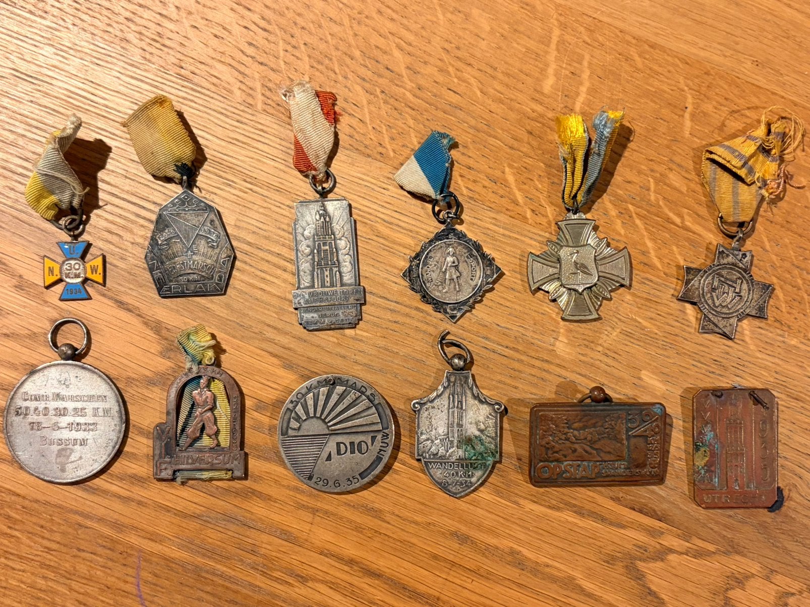 12 antieke medailles 1933-1936, Postzegels en Munten, Penningen en Medailles, Verzenden