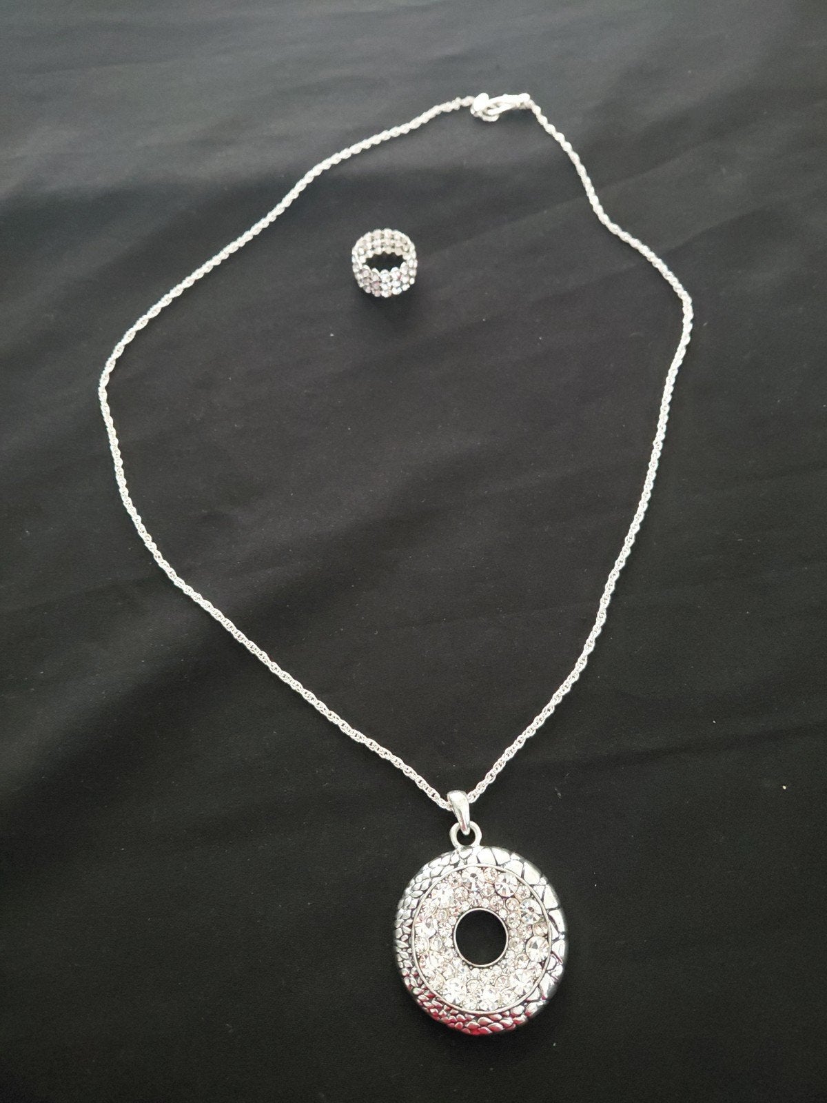 Ketting zilverkleurig met hanger en ring Nieuw, Sieraden, Tassen en Uiterlijk, Ophalen, Overige materialen, Nieuw, Met hanger