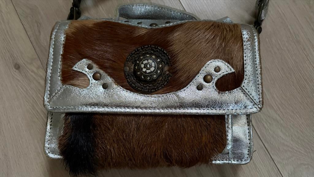 Unieke zilverkleurige PH&T tas met koeienhuid en decoratie, Ophalen, Gebruikt, Overige kleuren, Schoudertasje