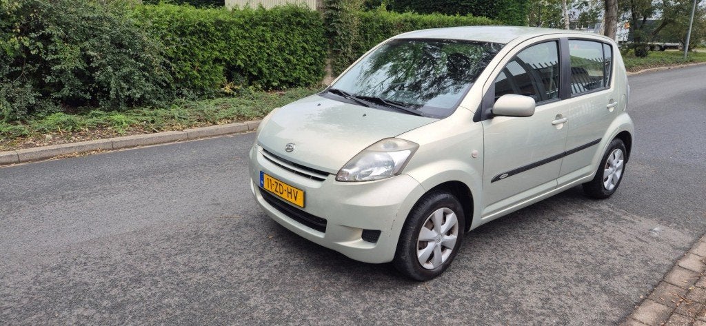 Daihatsu SIRION 1.3-16V Prestige/automaat/Airco/NAP, Auto's, Gebruikt, 4 cilinders, Met garantie (alle), Beige
