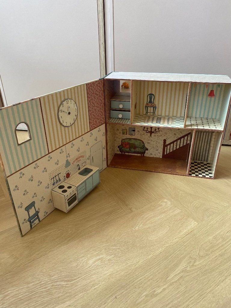Maileg poppenhuis boek huisje in boek, Ophalen of Verzenden, Gebruikt, Poppenhuis