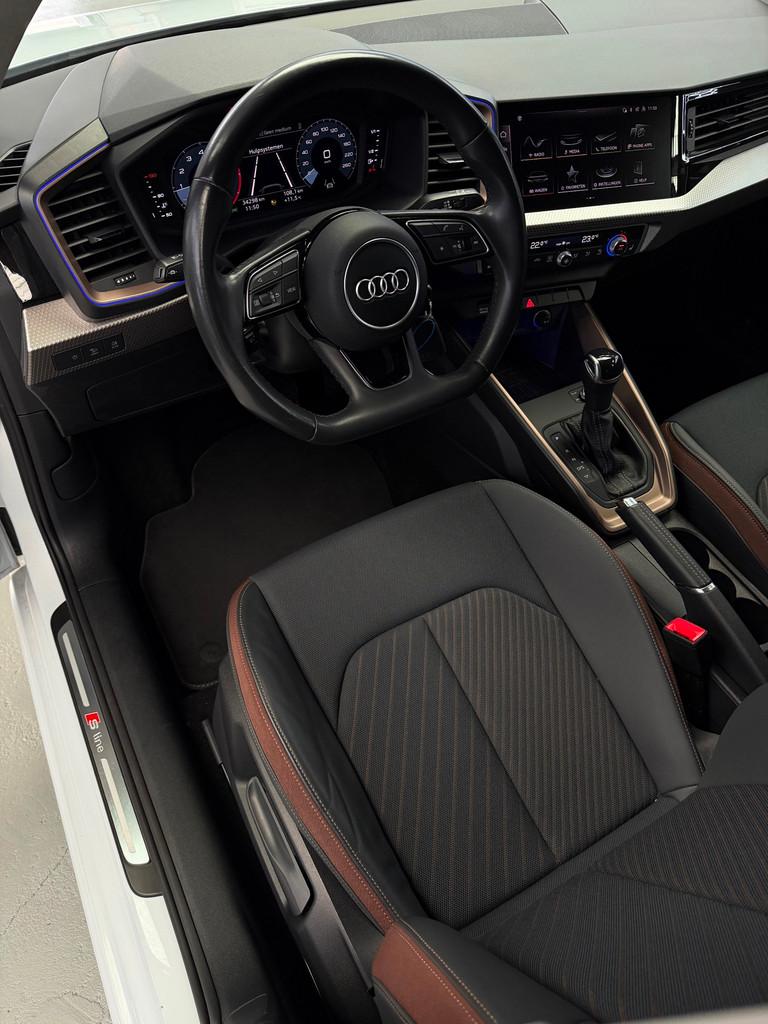 Audi A1 Sportback 40 TFSI 3x S-Line CarPlay 207pk, Zwart, 4 cilinders, Leder en Stof, Wit