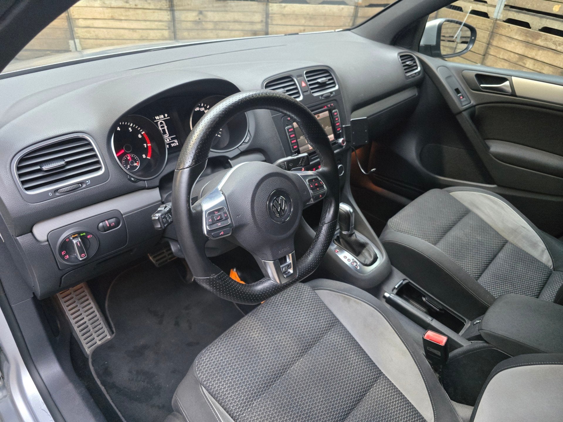 Volkswagen Golf 1.4 TSI Highline Business R-Line Xenon Camer, Auto's, Euro 5, Stof, Gebruikt, Zwart