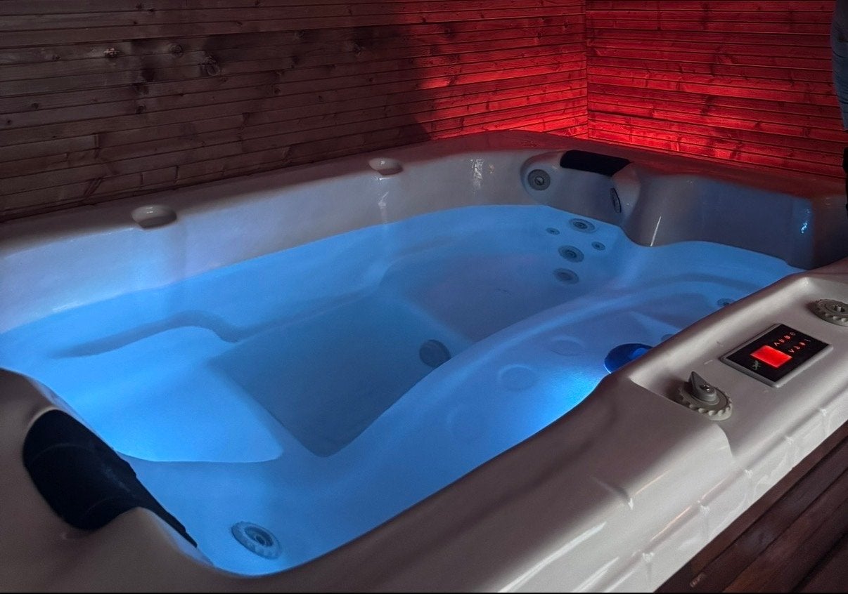 Luxe Jacuzzi / Spa 220V 3 personen met cover, Ophalen, Gebruikt, Afdekzeil, Vast