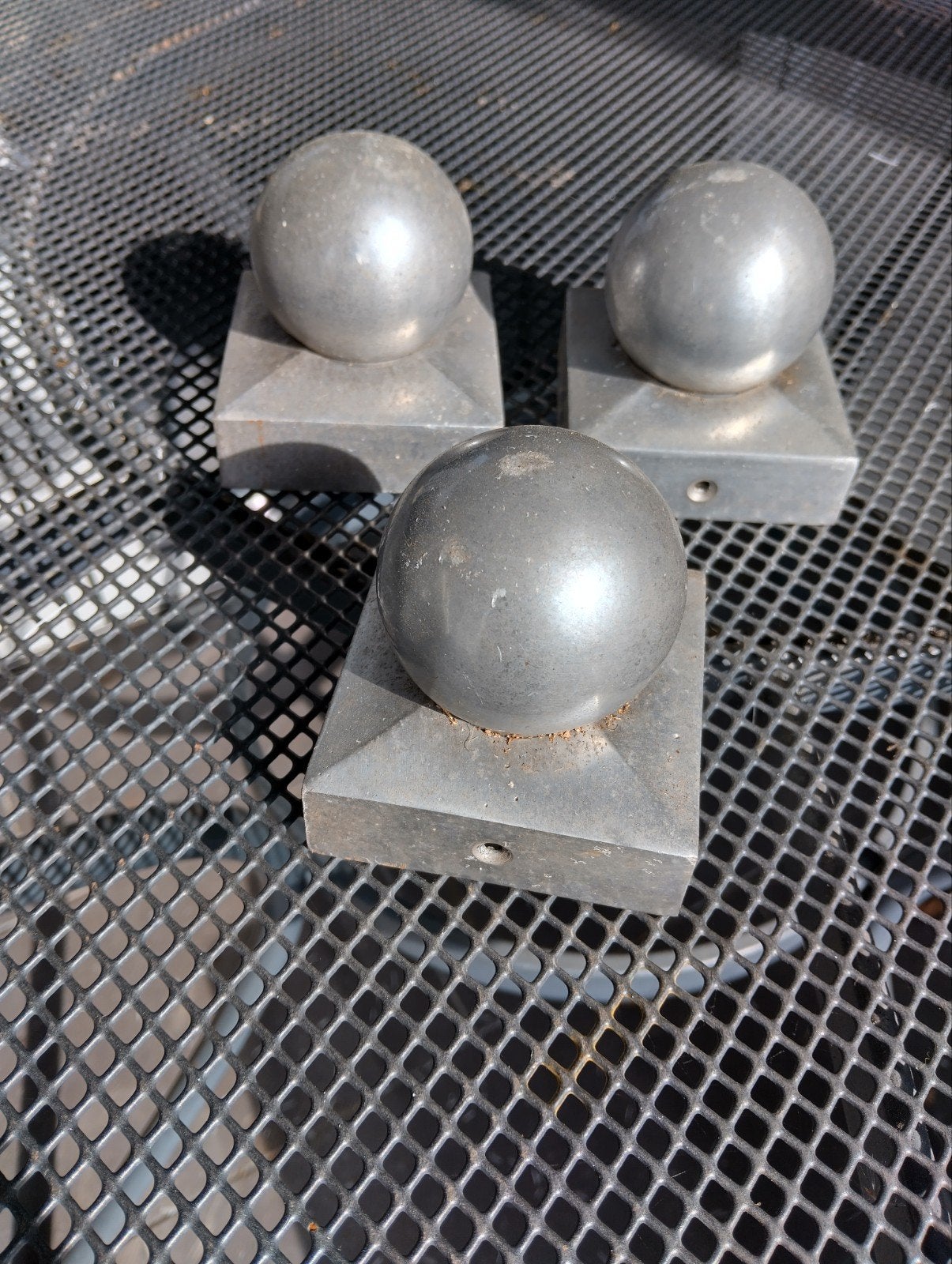 Drie gegalvaniseerde afdekkappen voor palen 7x7 cm, Ophalen, Netvoeding, 50 tot 250 watt, Staande lamp