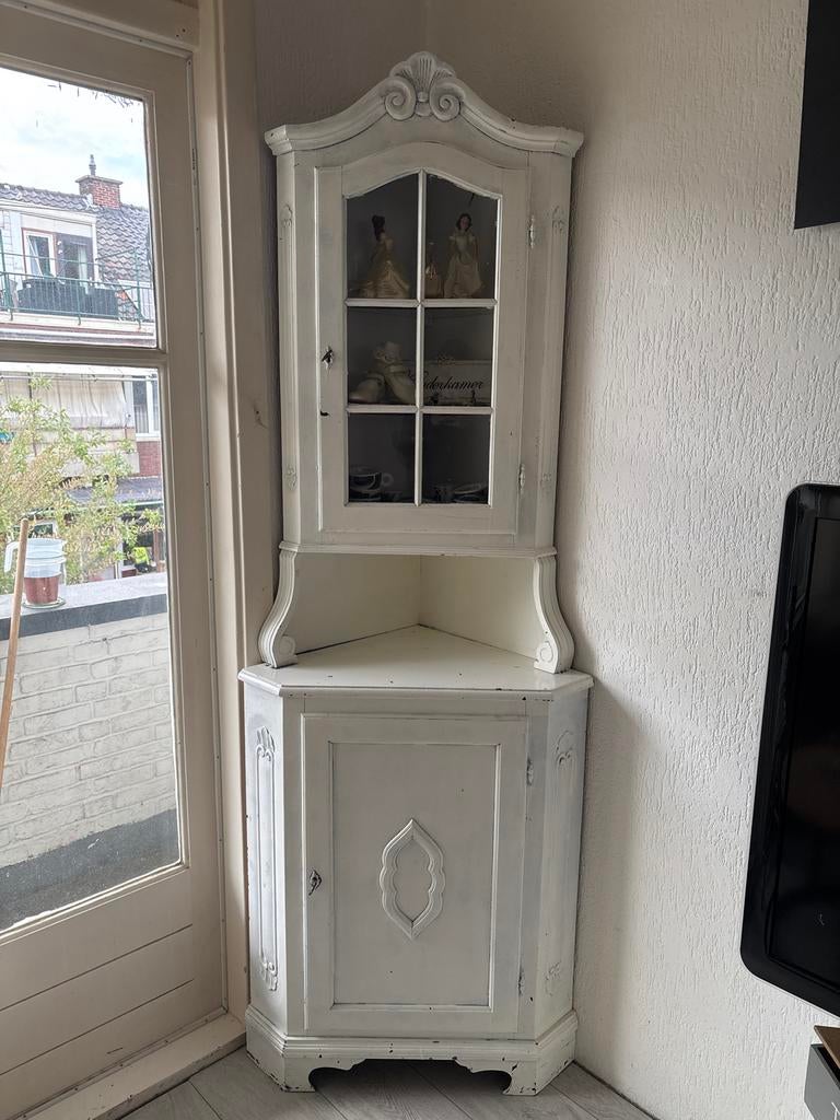GRATIS afhalen! Antieke witte hoekkast met glazen deuren, Huis en Inrichting, Kasten | Vitrinekasten, Zo goed als nieuw, Minder dan 100 cm