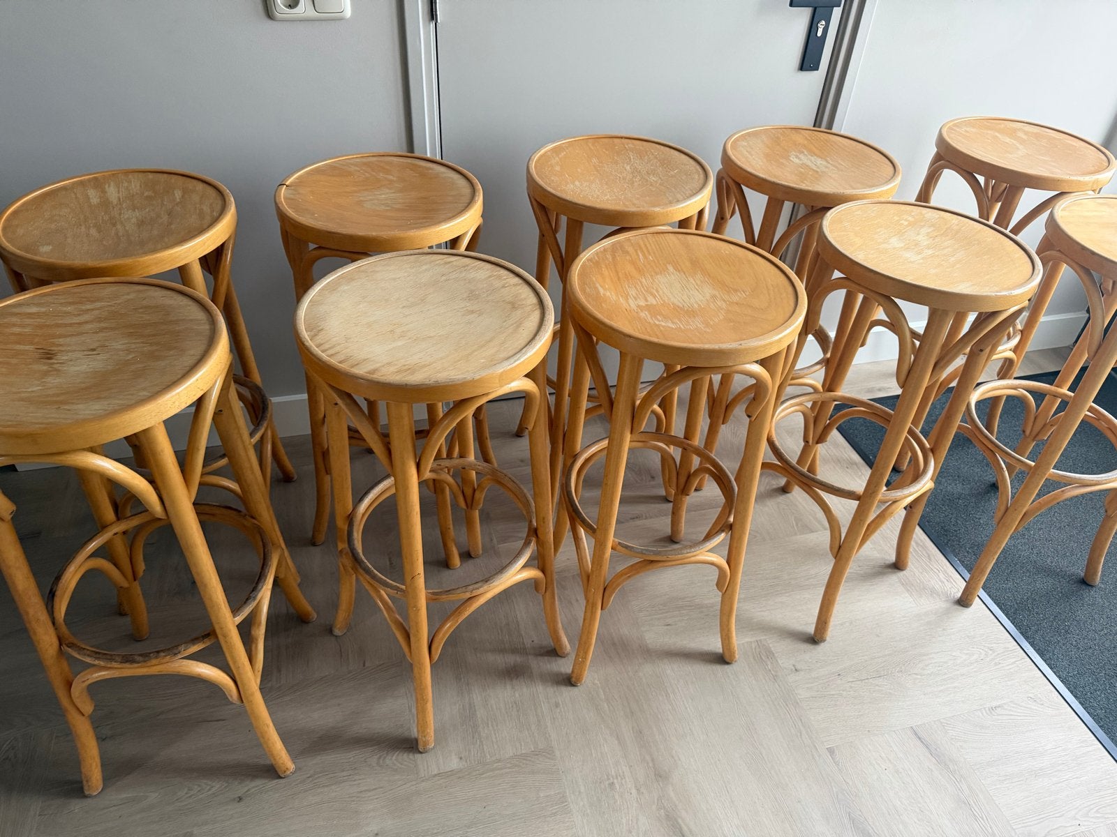 Foto 4 van 10 houten barkrukken thonet , thuisbar