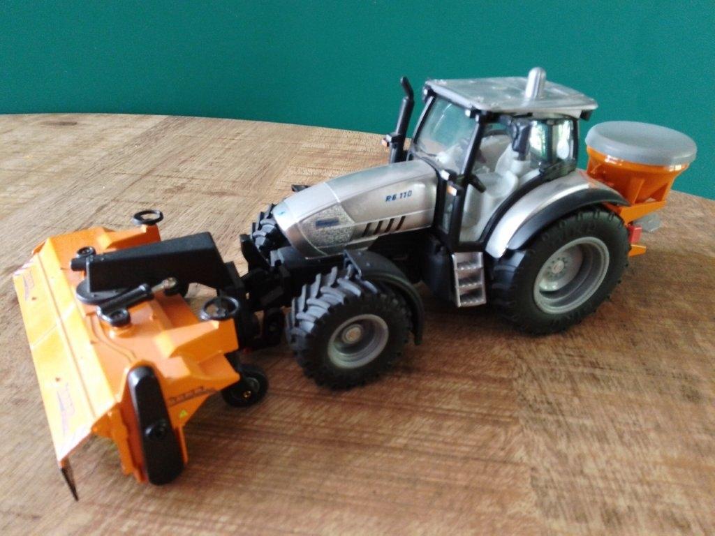 Lamborghini R6.110 met setje werktuigen (Siku), Hobby en Vrije tijd, Modelauto's | 1:32, Ophalen, Zo goed als nieuw, Tractor of Landbouw