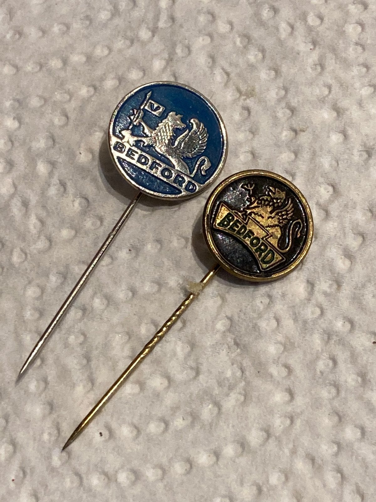 Set van 2 oude speltjes, Verzamelen, Speldjes, Pins en Buttons, Ophalen of Verzenden, Gebruikt