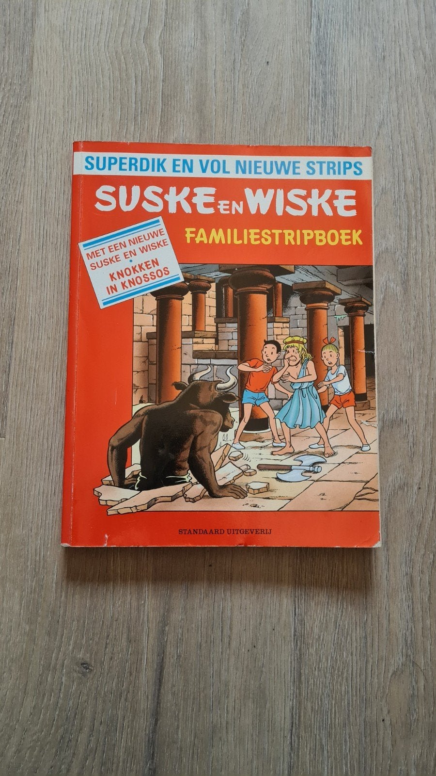 Suske en Wiske Familiestripboek - Knokken in Knossos, Eén stripboek, Ophalen of Verzenden, Gelezen