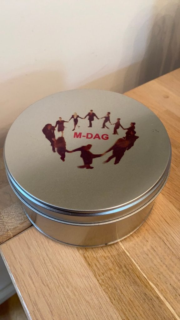 Ronde metalen blik M-Dag 15cm doorsnee, 7,5cm hoog, Ophalen of Verzenden, Overige