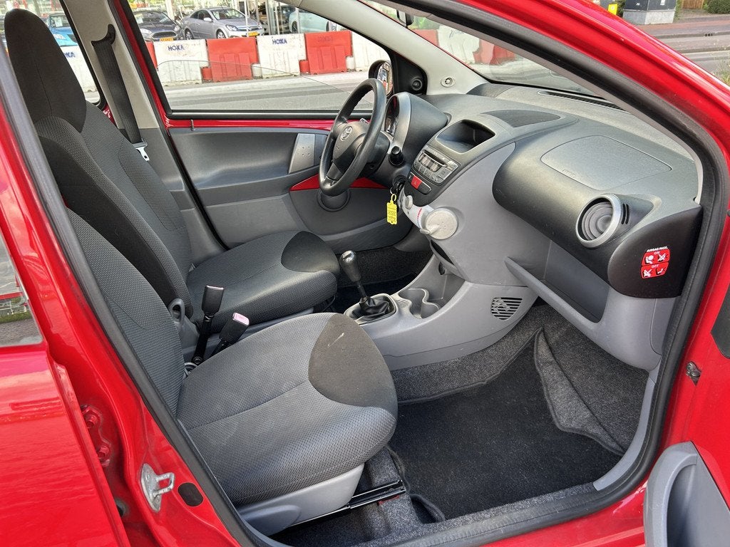 Toyota Aygo 1.0-12V + 5-drs. Elec. pakket APK 4/'27, Voorwielaandrijving, Stof, Gebruikt, 4 stoelen