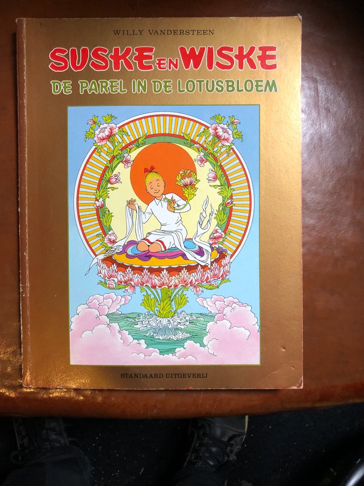 Suske en Wiske: De Parel in de Lotusbloem (Hardcover), Boeken, Eén stripboek, Ophalen of Verzenden, Gelezen