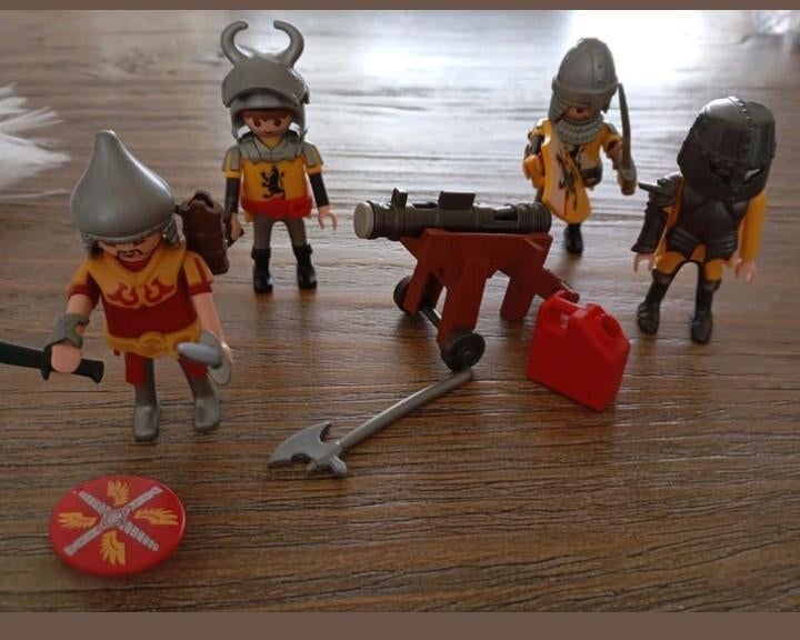 Deze set vier Playmobil ridders verschillende helm NU12€., Ophalen of Verzenden