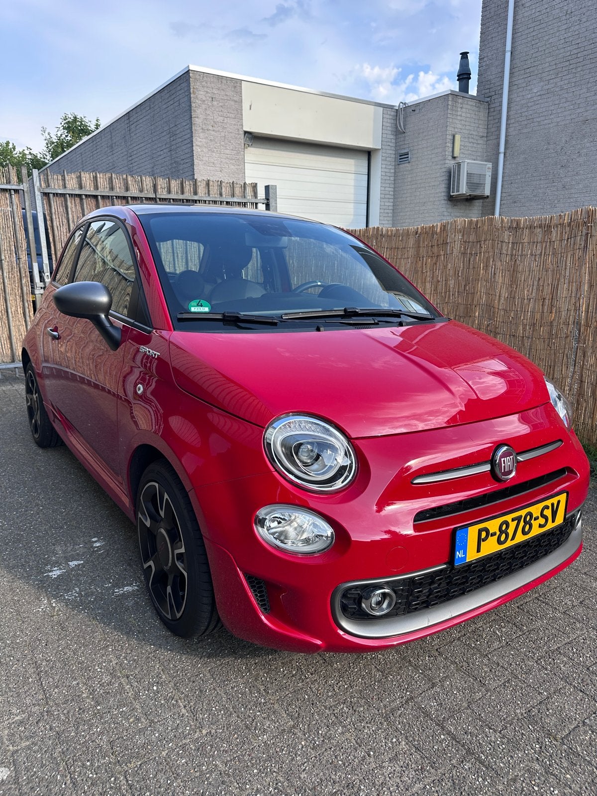Fiat 500 1.0 70pk Hybrid 2022 Rood, 40 €/maand, Zwart, Origineel Nederlands, Handgeschakeld