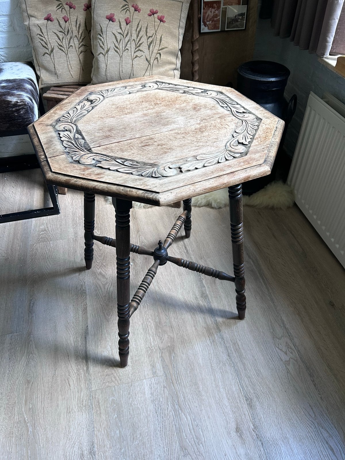 Antieke houten bijzettafel met houtsnijwerk, Ophalen