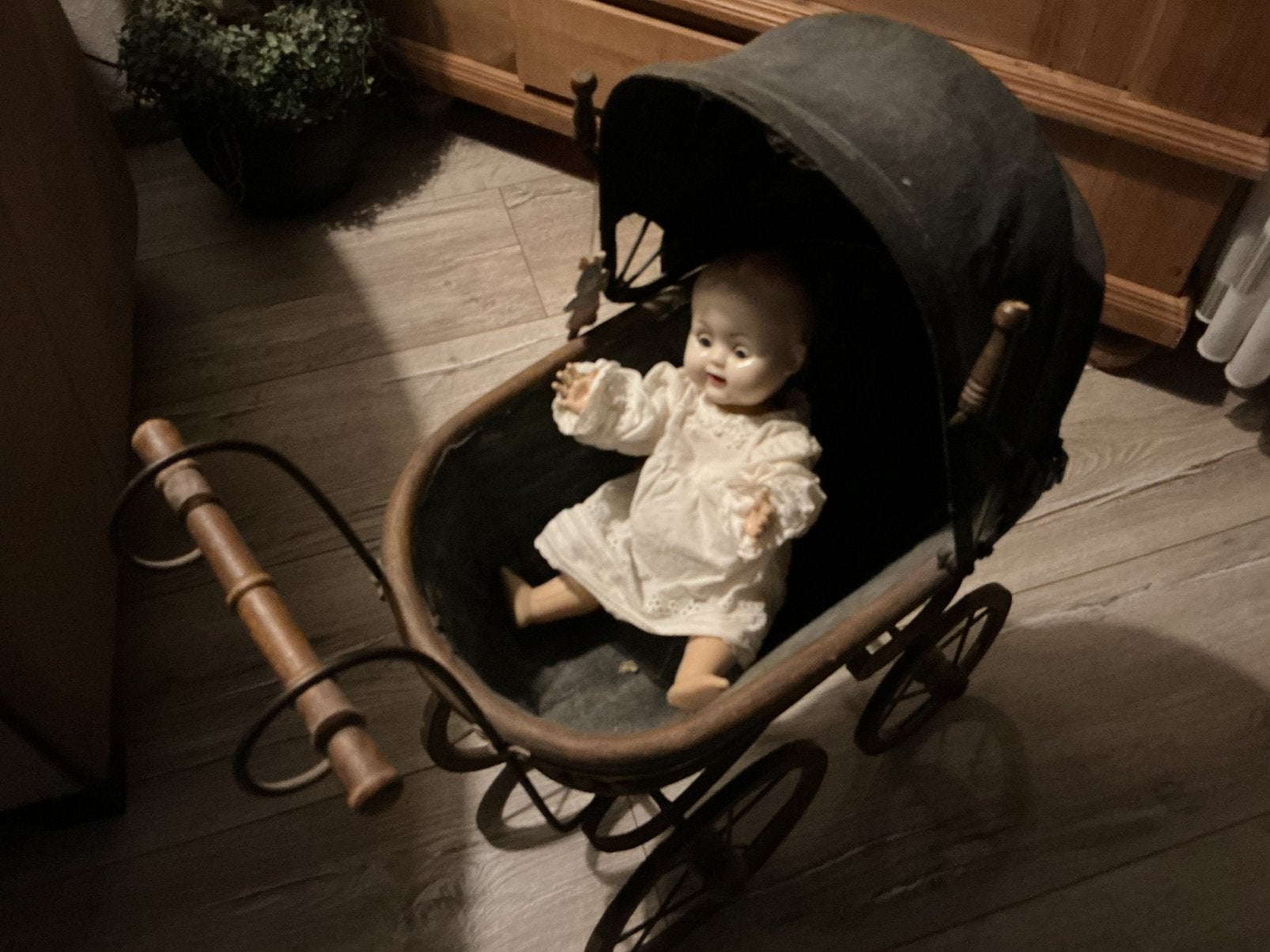 Antieke pop in kinderwagen - Vintage speelgoed, Ophalen of Verzenden, Gebruikt, Pop