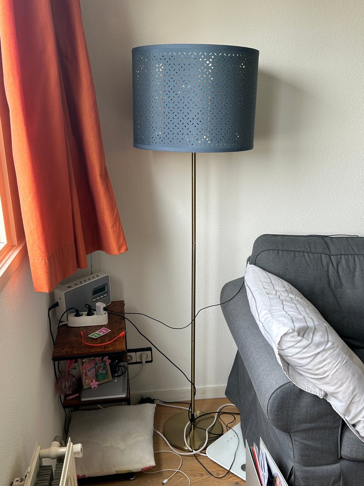 Stijlvolle staande lamp met blauwe kap en patroon, Huis en Inrichting, Ophalen, E27 (groot), Zo goed als nieuw, Metaal