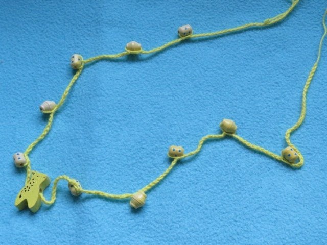 Handgehaakte ketting met houten kralen en girafje, Ophalen of Verzenden, Nieuw, Geel, Ketting