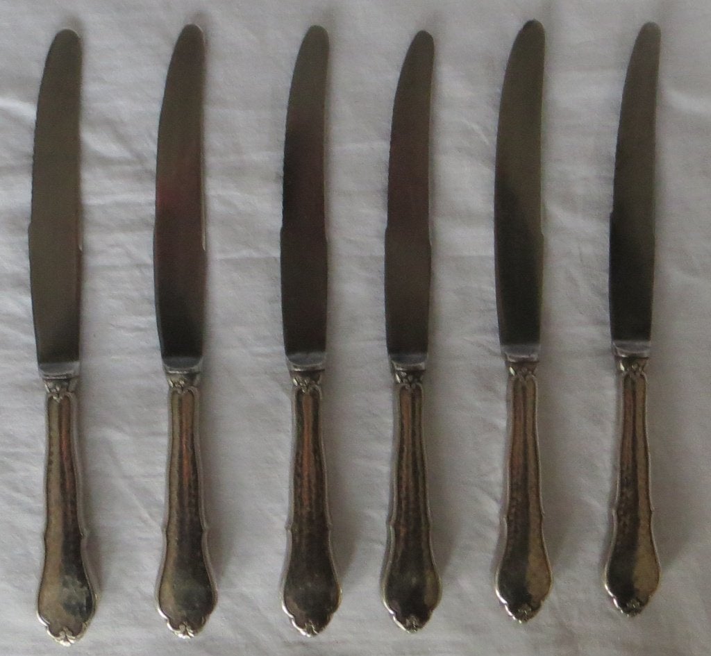 6 Barokke metalen ontbijt messen met sierlijk handvat., Ophalen, Overige materialen, Gebruikt, Los bestek