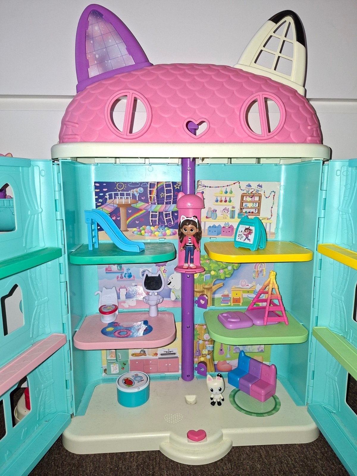 Gabby's Poppenhuis 68x52x17 cm met accessoires, Ophalen of Verzenden, Zo goed als nieuw, Overige typen