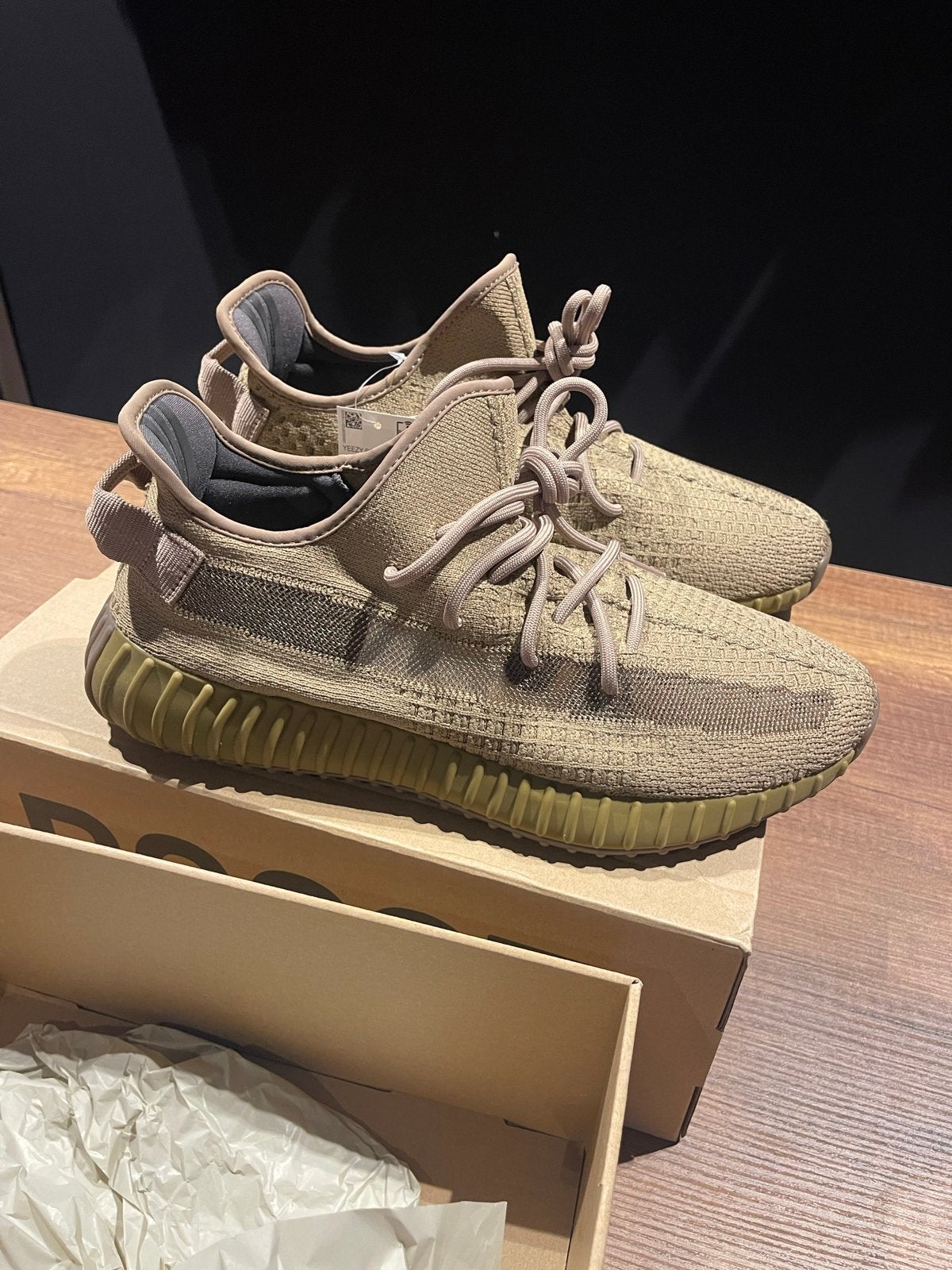 Adidas Yeezy Boost 350 V2 Earth FX9033 - Maat 45 1/3, Ophalen of Verzenden, Nieuw, Bruin, Sneakers of Gympen