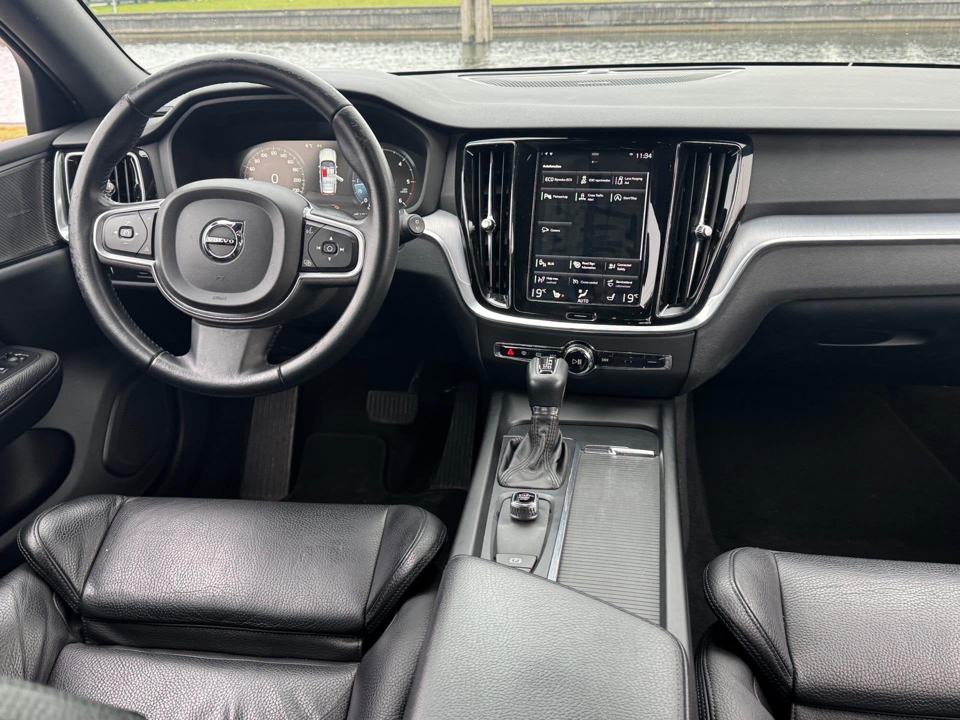 Volvo V60 2.0 D4 190PK Momentum Leder LED Camera Nw Model, Auto's, Gebruikt, Euro 6, Diesel, 22 km/l
