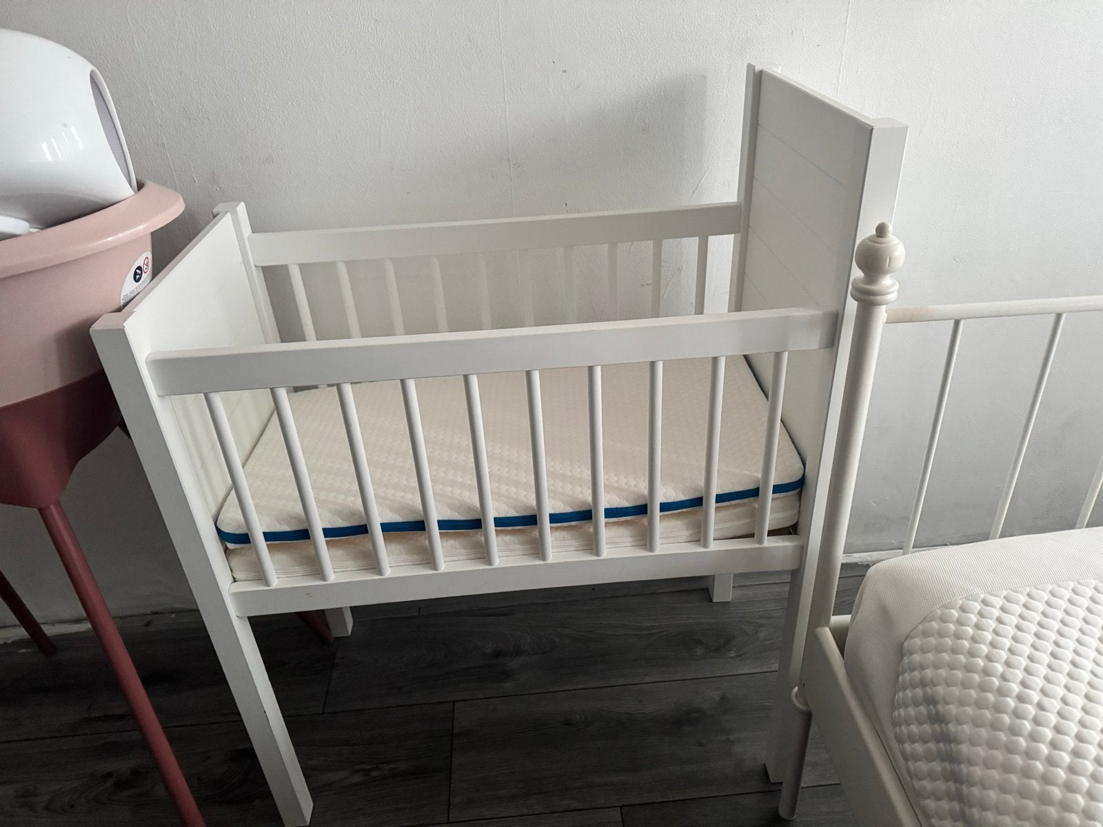 Wit houten wiegje met matras, Kinderen en Baby's, Ophalen, Gebruikt, Wieg