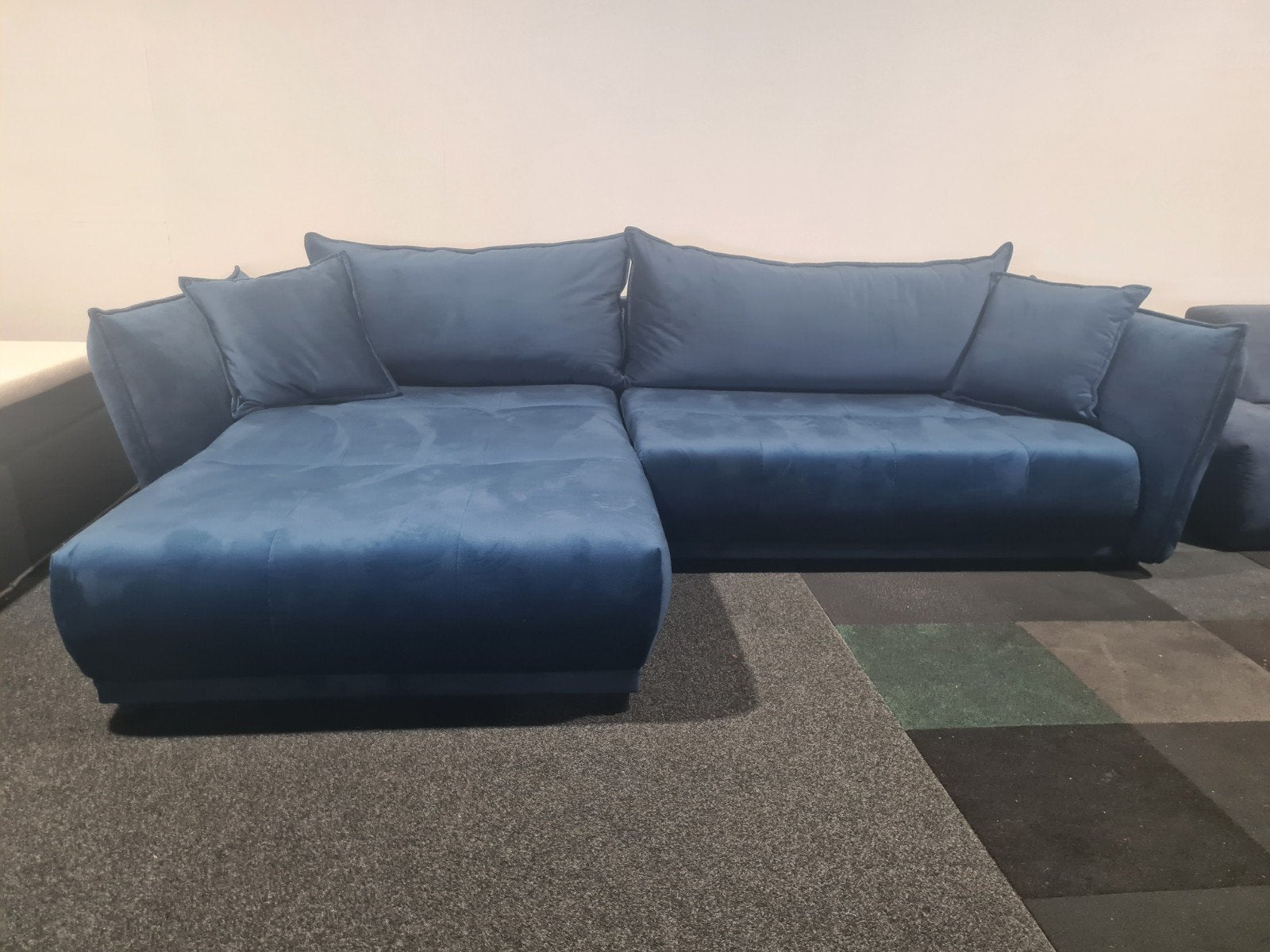 Nieuwe mega hoekbank met bed en opberg blauw velours stof, Nieuw, Ophalen of Verzenden, Vierpersoons of meer, Stof