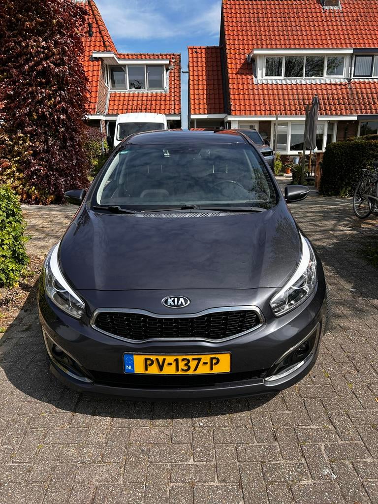 Kia Ceed 1.6 GDI 5DR 2017 Grijs, Auto's, Voorwielaandrijving, 4 cilinders, Leder en Stof, Origineel Nederlands