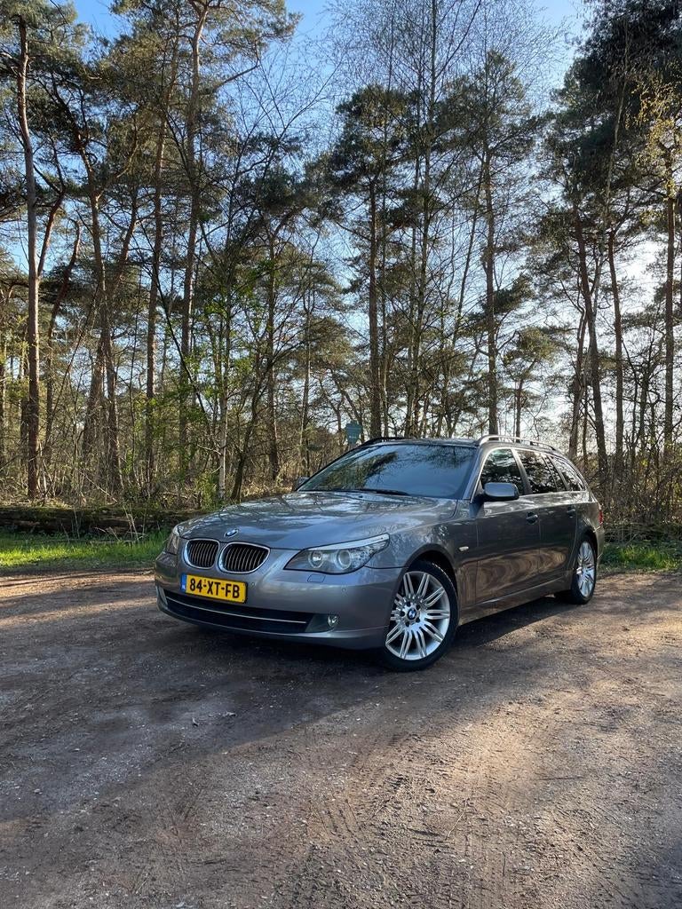 BMW 5-Serie 3.0 I 525 Touring AUT 2007 Grijs, Auto's, Achterwielaandrijving, Zwart, 2000 kg, 2996 cc