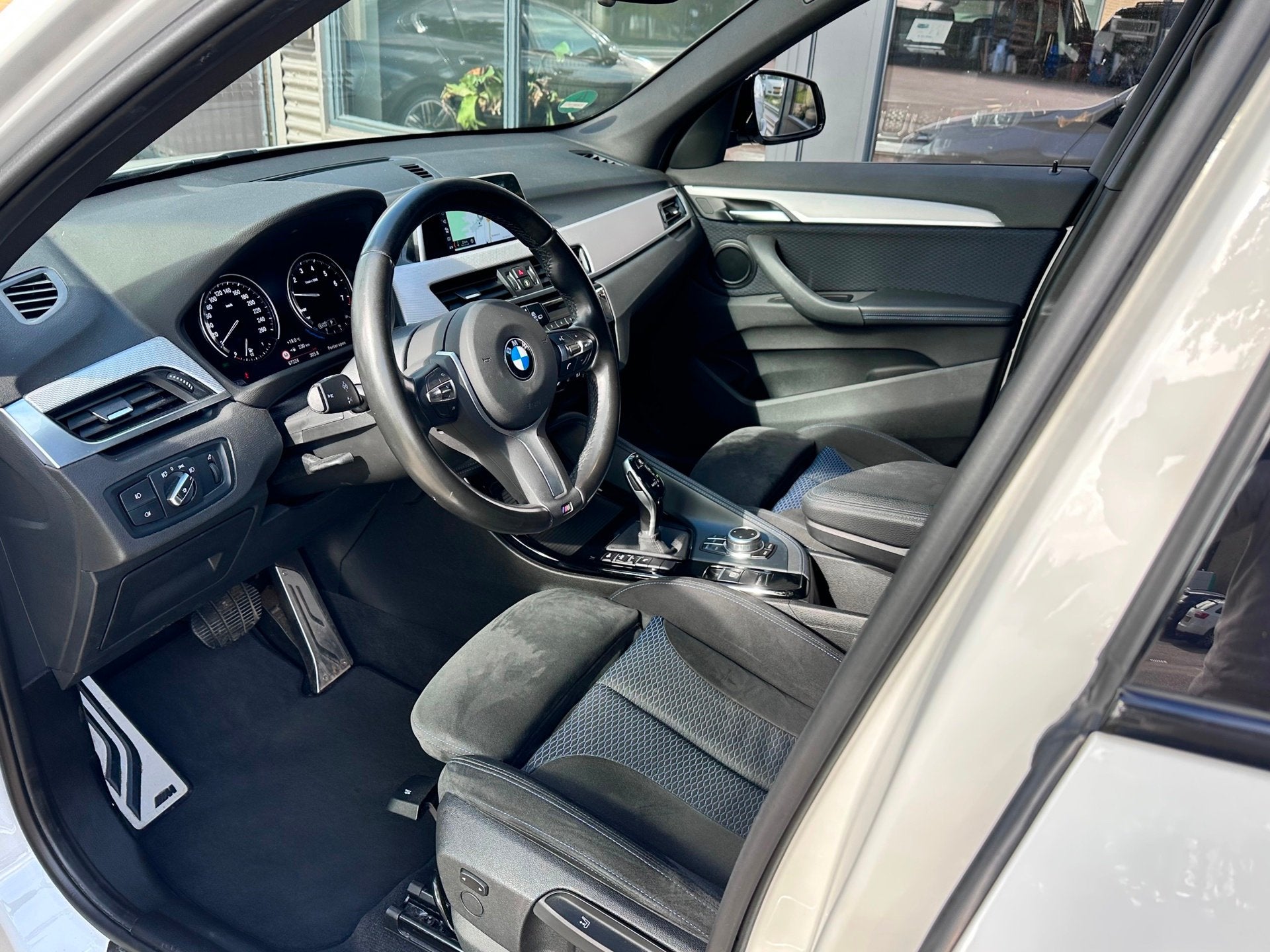 BMW X1 SDrive18i M-SPORT Aut High Executive/ Trekhaak / LED, Auto's, Dealer onderhouden, Gebruikt, Alcantara, Wit