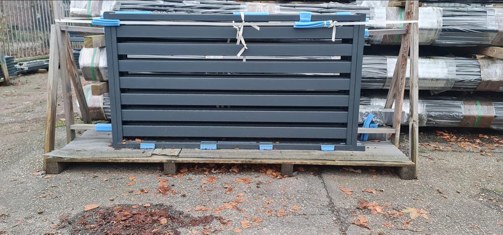 Draaipoort 1000Hx4000br  met ondergrondse motor en palen, Tuin en Terras, Tuinhekken en Hekwerk, Ophalen, Met poort, Overige typen
