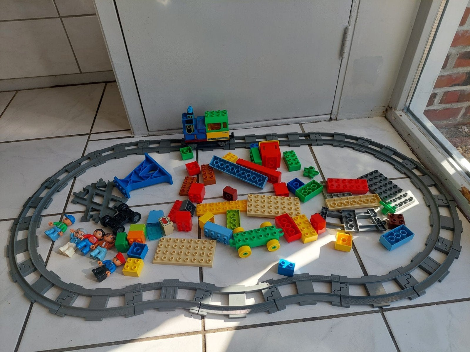 Grote set LEGO Duplo trein met rails en figuren, Inclusief minifiguren, Gebruikt, Ophalen of Verzenden, Duplo