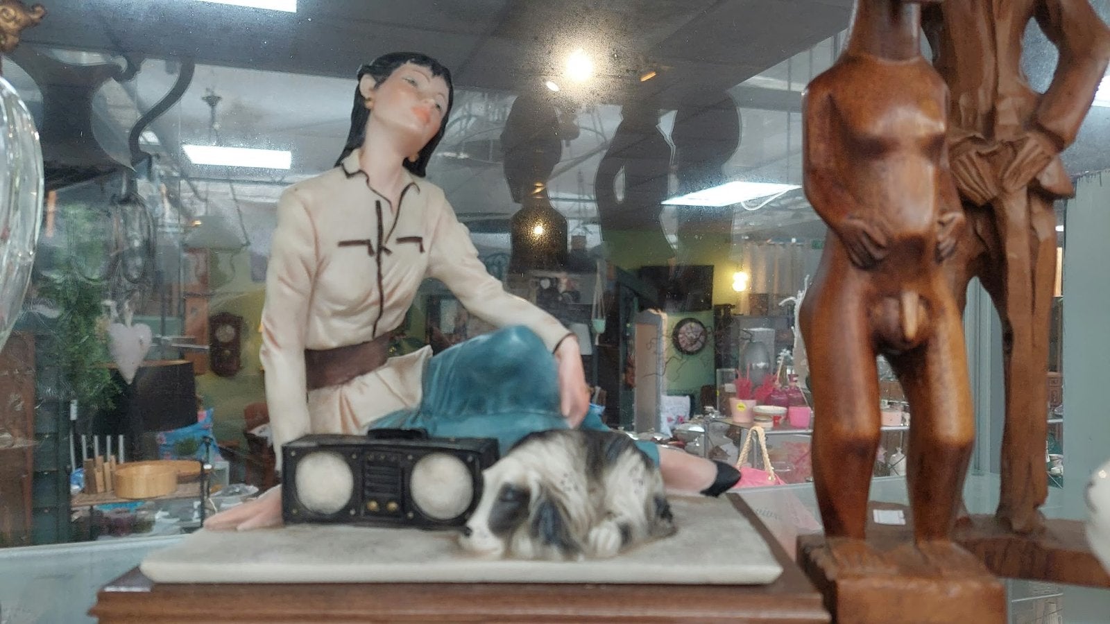 Vintage sculptuur van vrouw met hond en radio, Antiek en Kunst, Ophalen of Verzenden, Handgemaakt, 20 - 50 cm, Steen of Keramiek