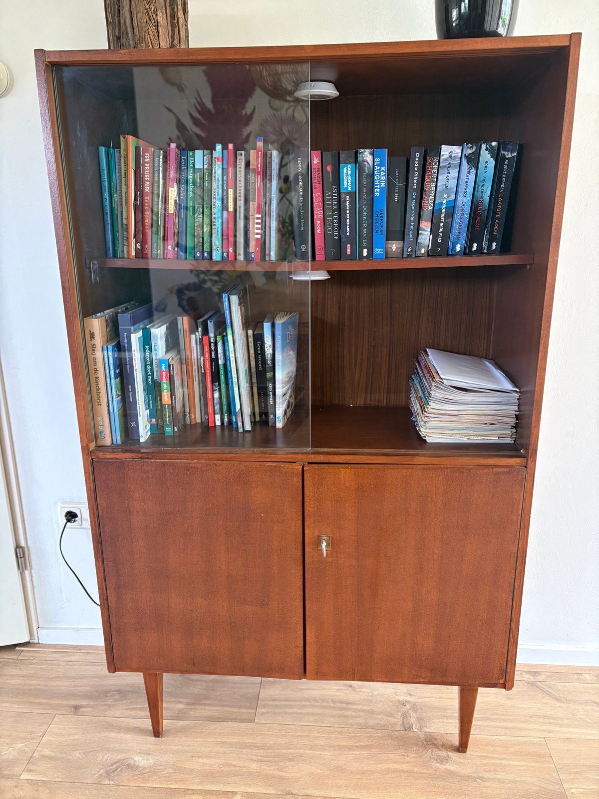 Vintage boekenkast met glazen schuifdeuren en opbergruimte, Ophalen, Gebruikt, 100 tot 150 cm, 50 tot 100 cm