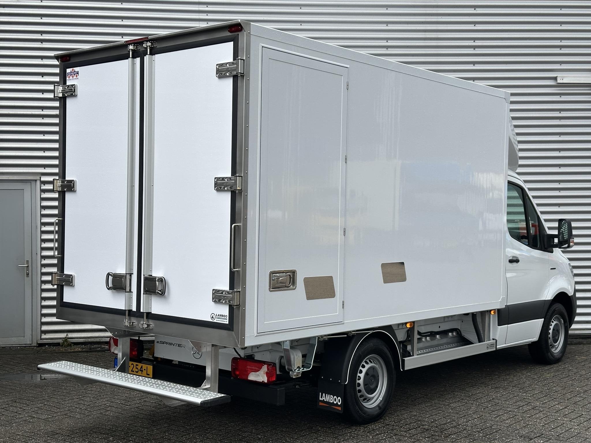 Mercedes-Benz eSprinter 81kWh Geisoleerde Bakwagen 4250kg GV, Auto's, Automaat, 81 kWh, Zwart, Wit