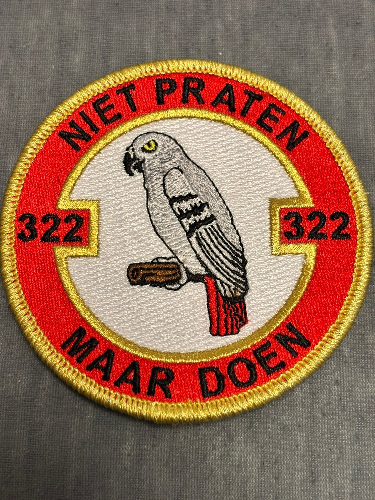 Embleem goud uitvoering 322 SQN niet praten maar doen, Verzamelen, Militaria | Algemeen, Verzenden, Luchtmacht, Nederland, Embleem of Badge