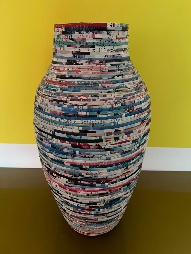 WERELDWINKEL VAAS. —  OPGEROLDE PAPIERSTROKEN. ., Gebruikt, Overige kleuren, Ophalen of Verzenden, Glas