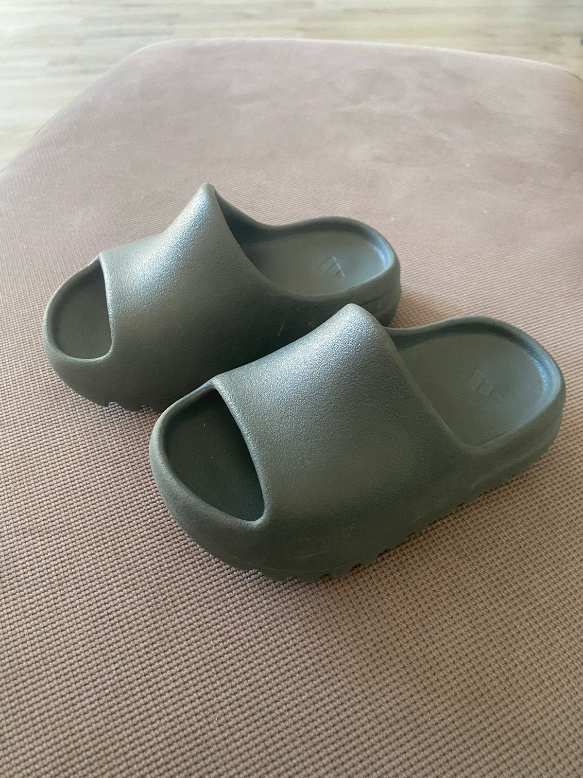 Yeezy Slides Kids - Maat 26 - Zo goed als nieuw, Ophalen of Verzenden, Zo goed als nieuw, Jongen of Meisje, Overige typen