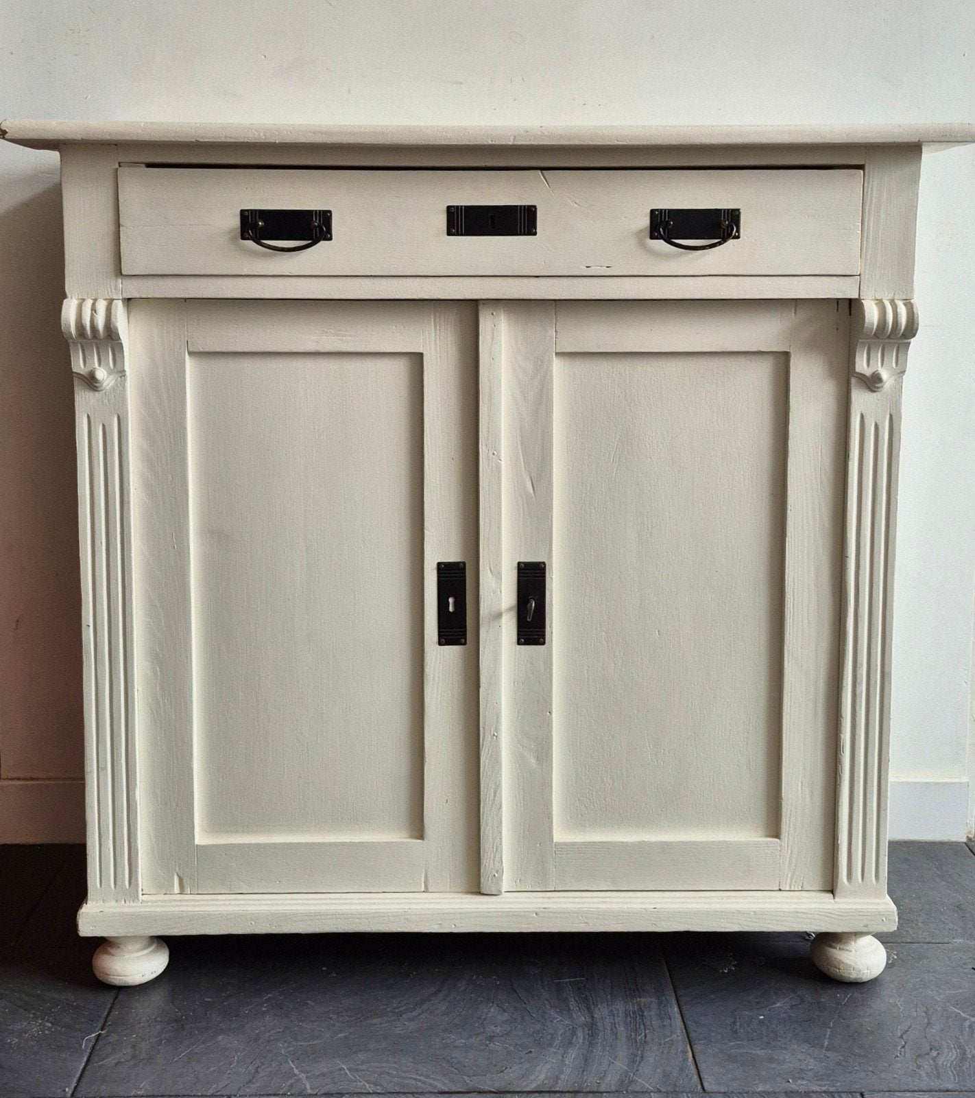Prachtige Ondiepe Wit Antieke Kast / Dressoir (Met Sleutel), Ophalen, Gebruikt, Overige houtsoorten, Met deur(en)