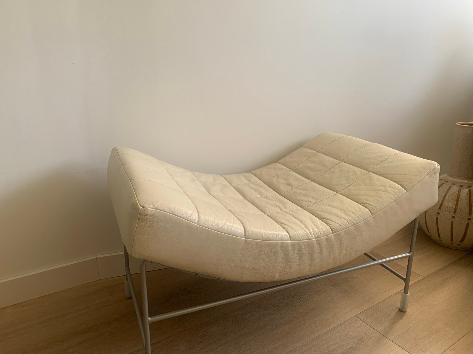 Leolux Leren voetenbank/poef - Crème/wit., Huis en Inrichting, Banken | Voetenbanken en Poefen, Ophalen, Gebruikt, 100 tot 125 cm